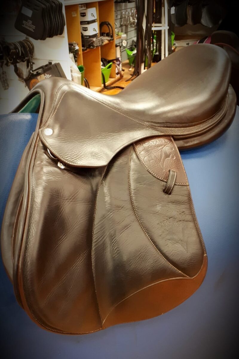 17.5" Voltaire Lexington – Image 2